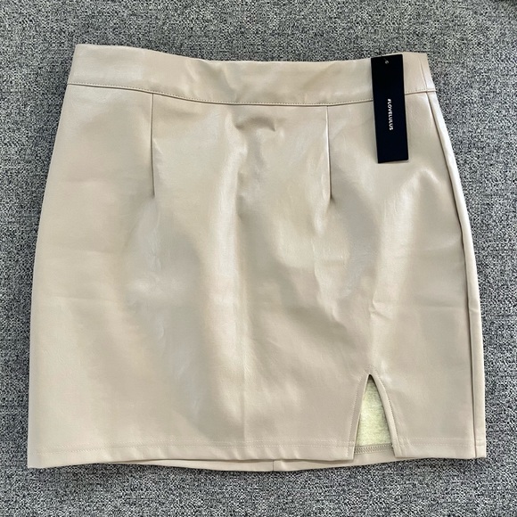 Lulu’s Corte Vegan Leather mini skirt - Picture 9 of 14